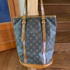 - 💯% Authentic Louis Vuitton GM bucket bag